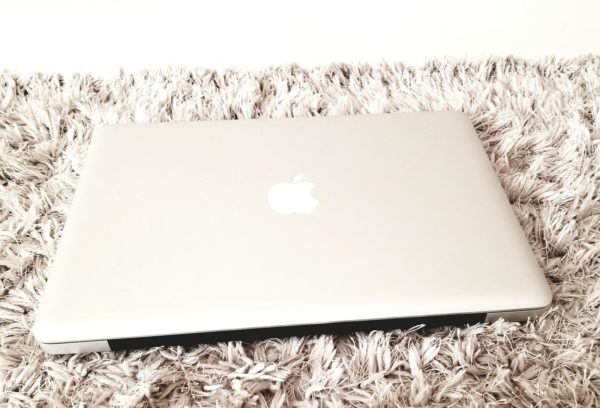 Apple Macbook Pro 2012 i5 4 GB – 500 GB HDD laptop with logo