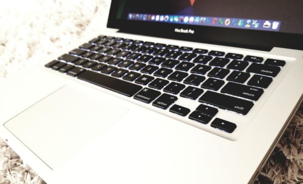 Apple Macbook Pro 2012 i5 4 GB – 500 GB HDD keyboard and pad view